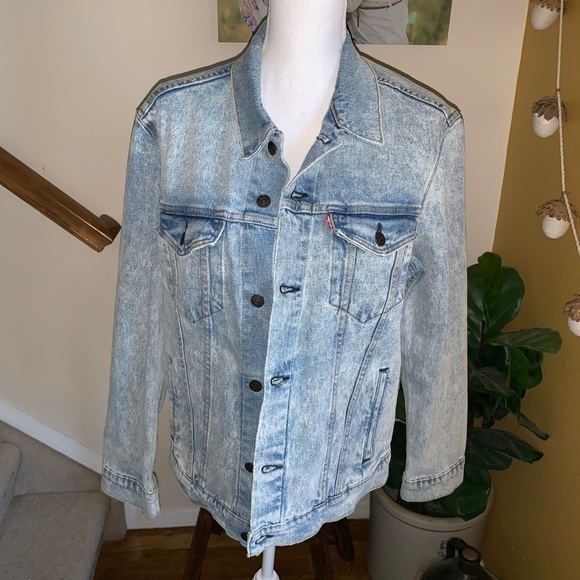 Levi’s Trucker Jacket Light Wash Distressed Size M